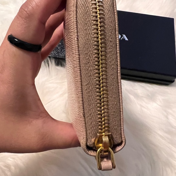 COPY - Prada - Picture 5 of 8